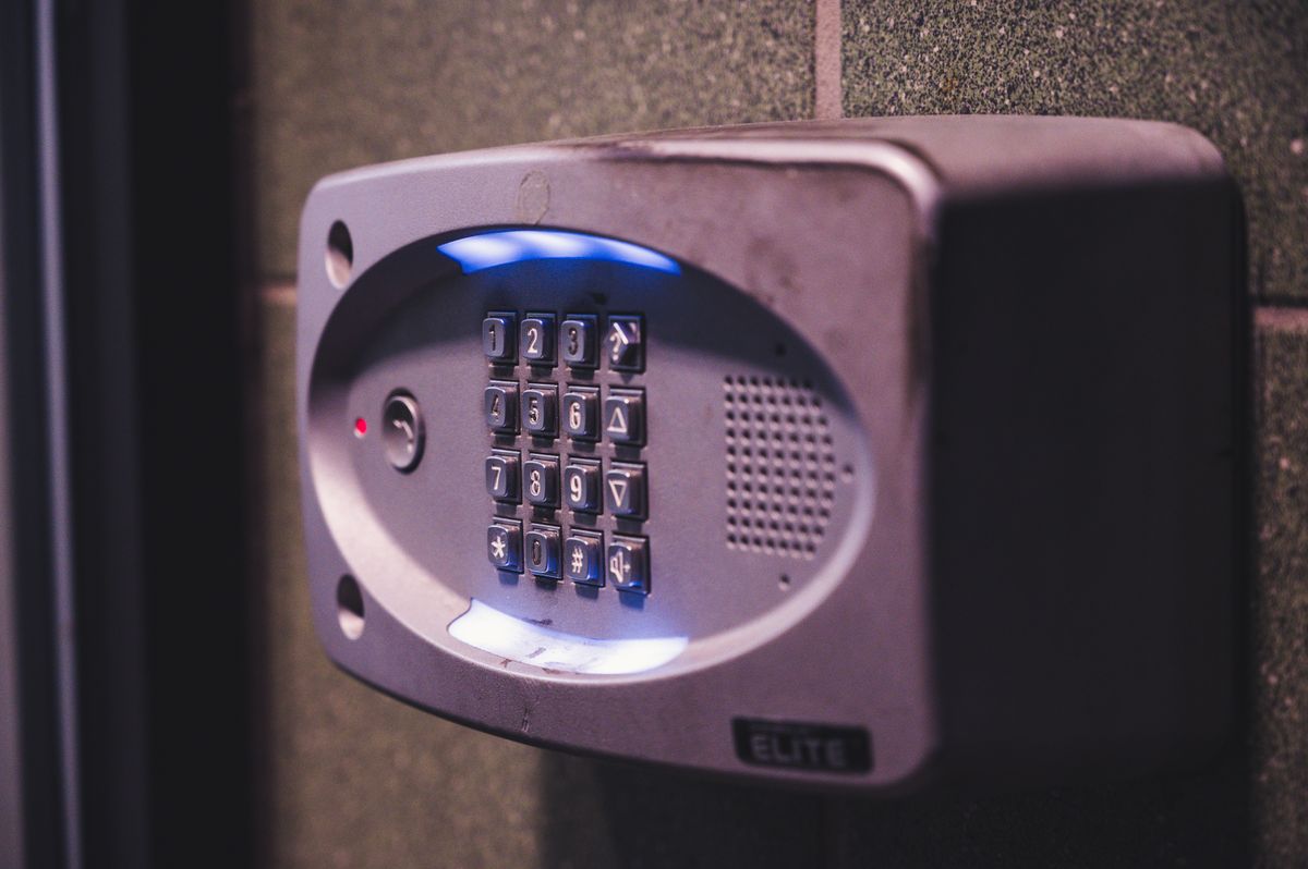 Bedieningspaneel van een alarmsysteem met verlichte toetsen